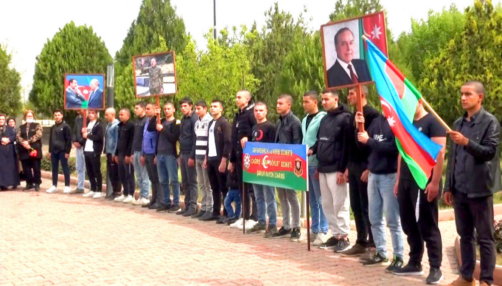 Şərurda çağırışçılar hərbi xidmətə yola salınıb<font color=red> - FOTOLAR</font>