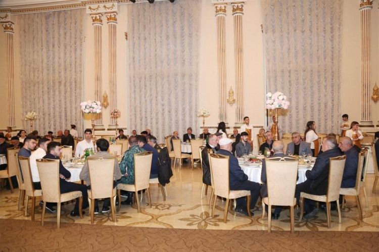 Mehriban xanım Əliyevanın təşəbbüsü ilə iftar süfrəsi açılıb<font color=red> - FOTOLAR</font>