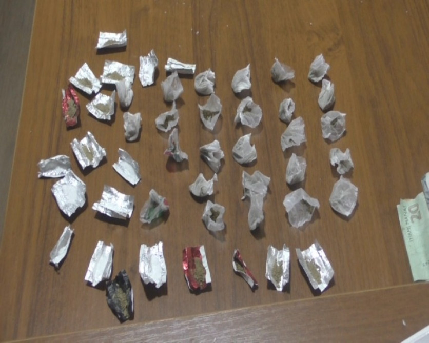 Ağdaşda “Rasim” adlı İran vətəndaşından onlayn yolla narkotik alan qadın və kişi saxlanılıb<font color=red> - FOTOLAR</font>