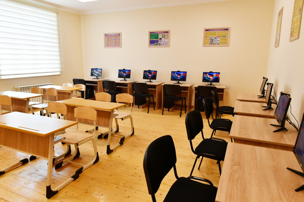 Prezident İlham Əliyev və birinci xanım Mehriban Əliyeva Neftçala rayonunda yeni inşa olunan məktəbin açılışında iştirak ediblər <font color='red'> - YENİLƏNİB</font><font color=red> - FOTOLAR</font>