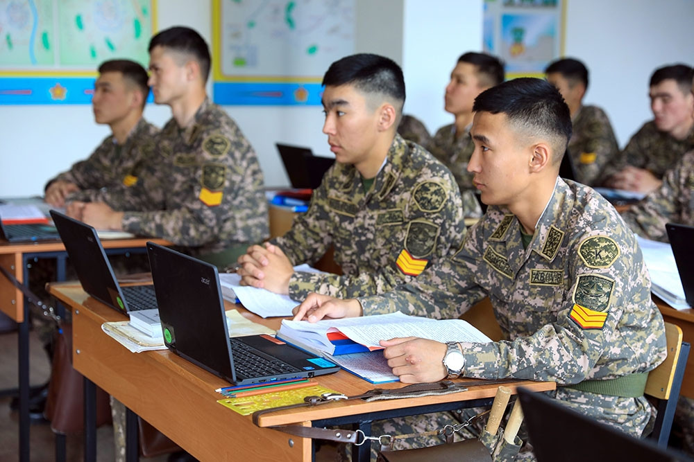 Zakir Həsənov Almatıda Quru Qoşunlarının Hərbi İnstitutunu ziyarət edib<font color=red> - FOTOLAR</font>