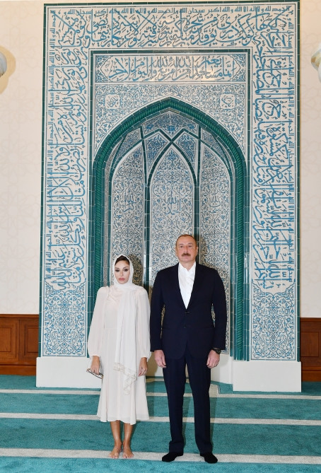 Prezident İlham Əliyev və birinci xanım Mehriban Əliyeva Nərimanov rayonunda “Cümə” məscidinin açılışında iştirak ediblər <font color='red'> - YENİLƏNİB</font><font color=red> - FOTOLAR</font>
