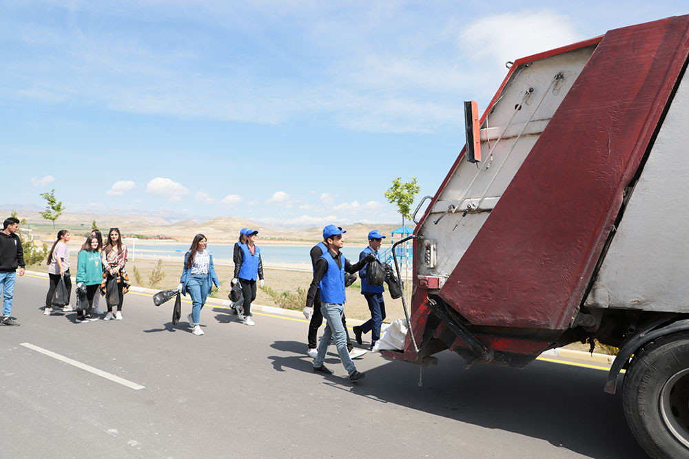 Gənclər təmizlik aksiyası keçirib<font color=red> - FOTOLAR</font>