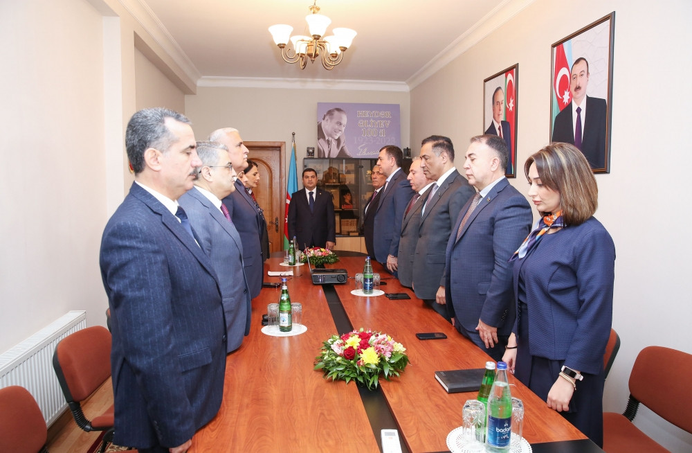 Naxçıvanın Bakıdakı daimi nümayəndəliyində Ulu Öndərin 100 illiyinə həsr olunmuş dəyirmi masa təşkil edilib<font color=red> - FOTOLAR</font>