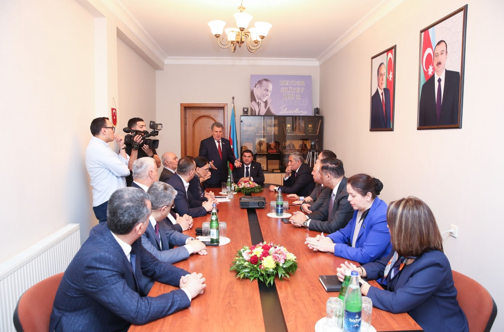 Naxçıvanın Bakıdakı daimi nümayəndəliyində Ulu Öndərin 100 illiyinə həsr olunmuş dəyirmi masa təşkil edilib<font color=red> - FOTOLAR</font>