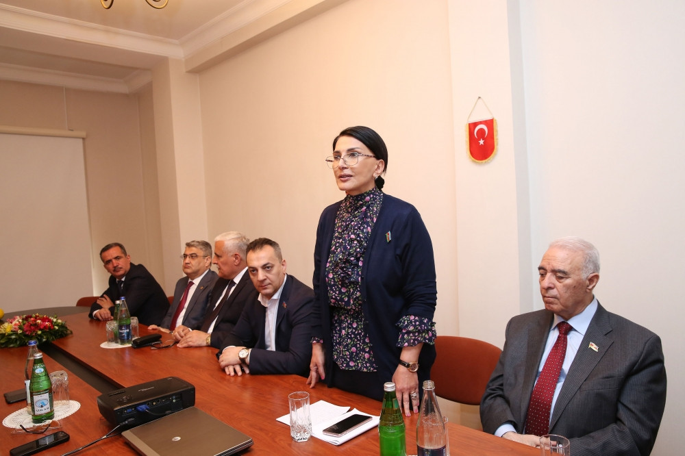 Naxçıvanın Bakıdakı daimi nümayəndəliyində Ulu Öndərin 100 illiyinə həsr olunmuş dəyirmi masa təşkil edilib<font color=red> - FOTOLAR</font>