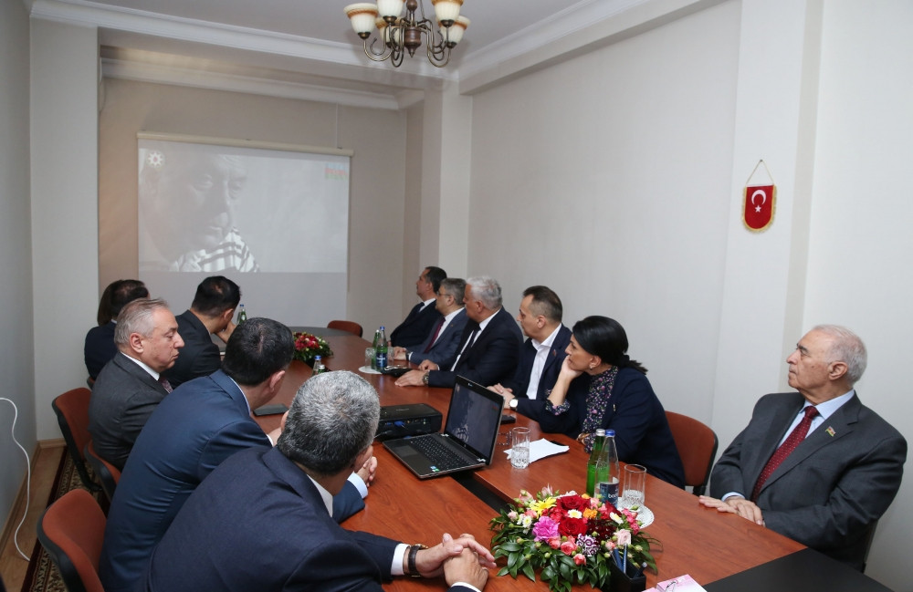 Naxçıvanın Bakıdakı daimi nümayəndəliyində Ulu Öndərin 100 illiyinə həsr olunmuş dəyirmi masa təşkil edilib<font color=red> - FOTOLAR</font>