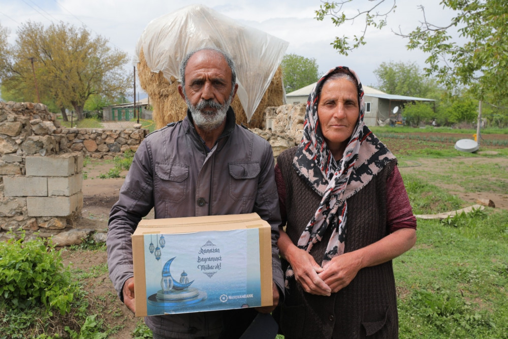 “Naxçıvanbank” aztəminatlı ailələrə ərzaq yardımı edib<font color=red> - FOTOLAR</font>
