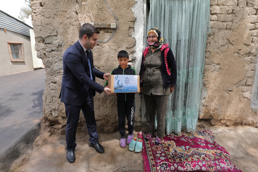 “Naxçıvanbank” aztəminatlı ailələrə ərzaq yardımı edib<font color=red> - FOTOLAR</font>