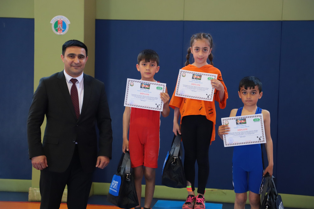 Şərurda ağırlıqqaldırma üzrə yarış keçirilib<font color=red> - FOTOLAR</font>