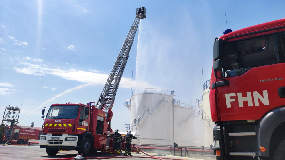 Naxçıvan Fövqəladə Hallar Nazirliyi Naxçıvan Bеynəlxаlq Hаvа Limаnındа tаktiki-xüsusi təlim keçirib<font color=red> - FOTOLAR</font>