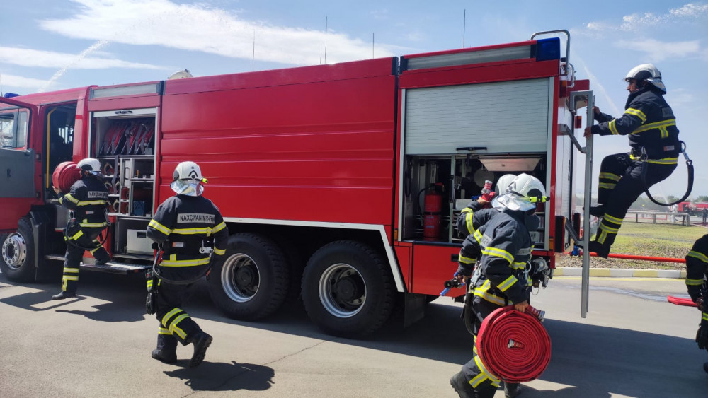 Naxçıvan Fövqəladə Hallar Nazirliyi Naxçıvan Bеynəlxаlq Hаvа Limаnındа tаktiki-xüsusi təlim keçirib<font color=red> - FOTOLAR</font>