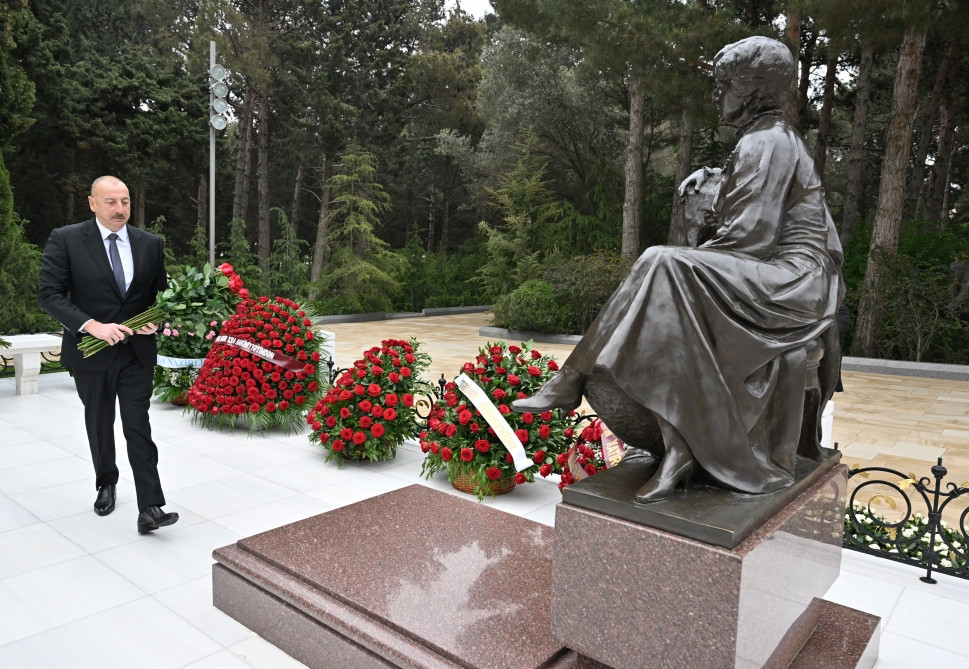 Prezident İlham Əliyev akademik Zərifə xanım Əliyevanın məzarını ziyarət edib<font color=red> - FOTOLAR</font>