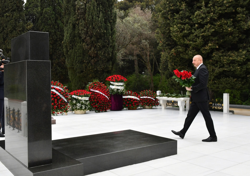 Prezident İlham Əliyev akademik Zərifə xanım Əliyevanın məzarını ziyarət edib<font color=red> - FOTOLAR</font>