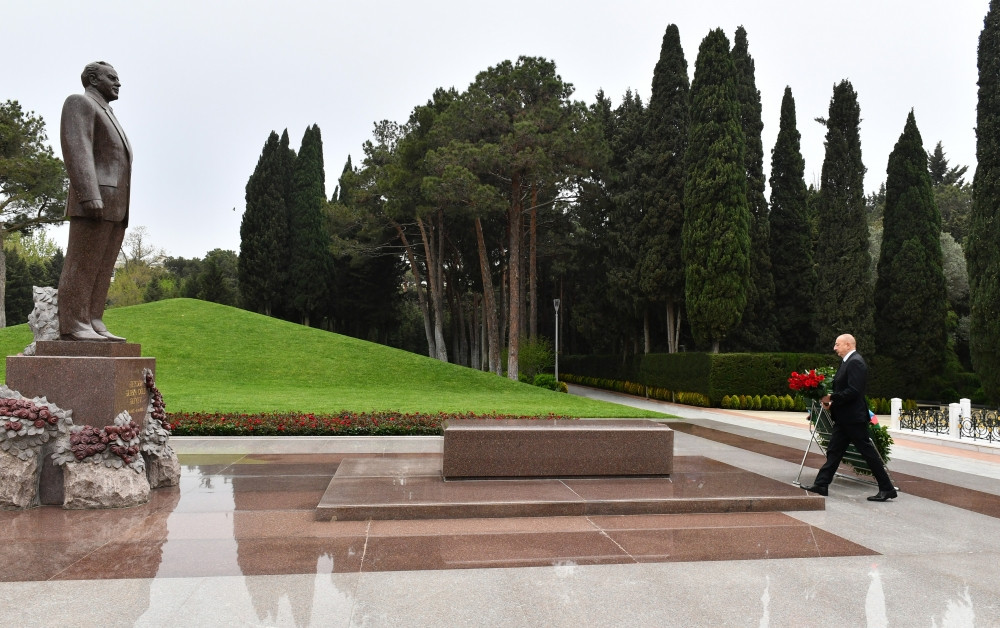 Prezident İlham Əliyev akademik Zərifə xanım Əliyevanın məzarını ziyarət edib<font color=red> - FOTOLAR</font>