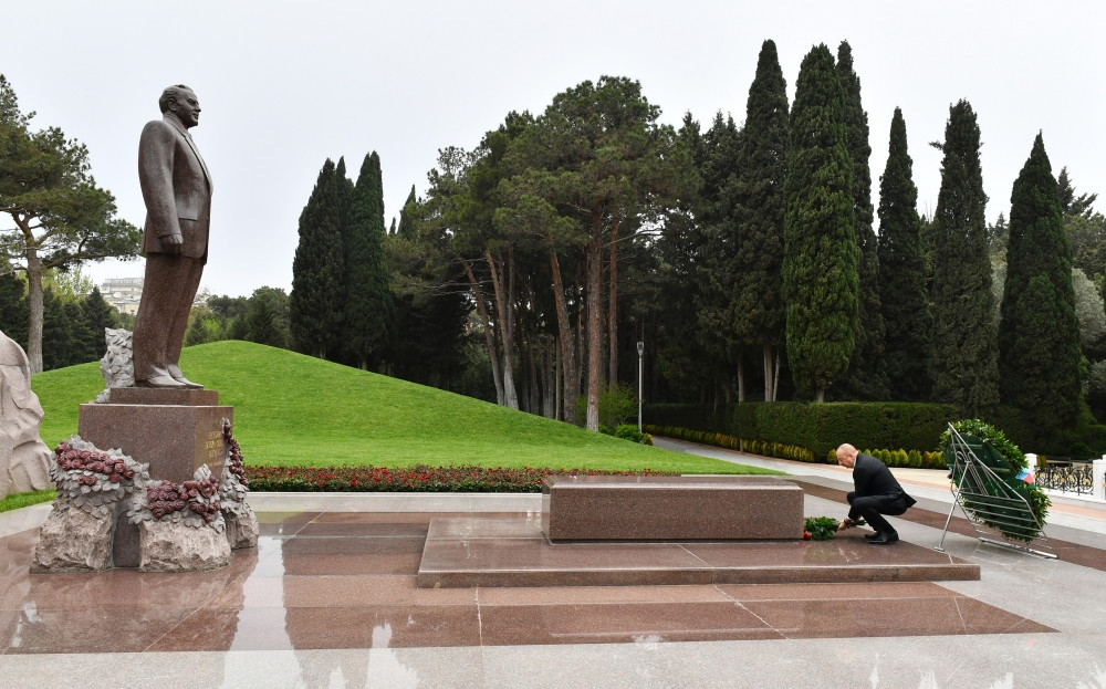 Prezident İlham Əliyev akademik Zərifə xanım Əliyevanın məzarını ziyarət edib<font color=red> - FOTOLAR</font>