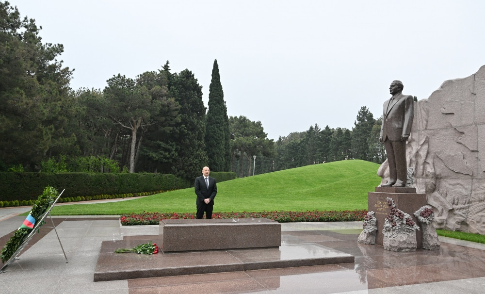 Prezident İlham Əliyev akademik Zərifə xanım Əliyevanın məzarını ziyarət edib<font color=red> - FOTOLAR</font>