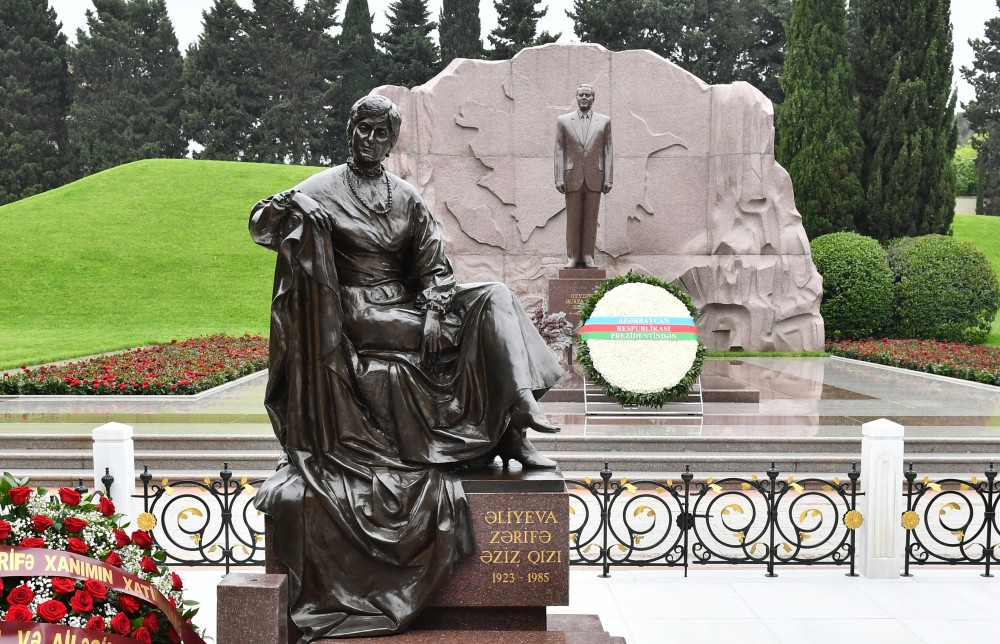 Prezident İlham Əliyev akademik Zərifə xanım Əliyevanın məzarını ziyarət edib<font color=red> - FOTOLAR</font>