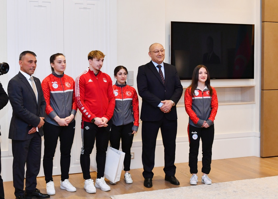 Prezident İlham Əliyev və birinci xanım Mehriban Əliyeva Ağır atletika üzrə Avropa çempionatında qələbələrini Azərbaycana həsr etmiş Türkiyə idmançıları ilə görüşüblər<font color='red'> - YENİLƏNİB</font><font color=red> - FOTOLAR</font>