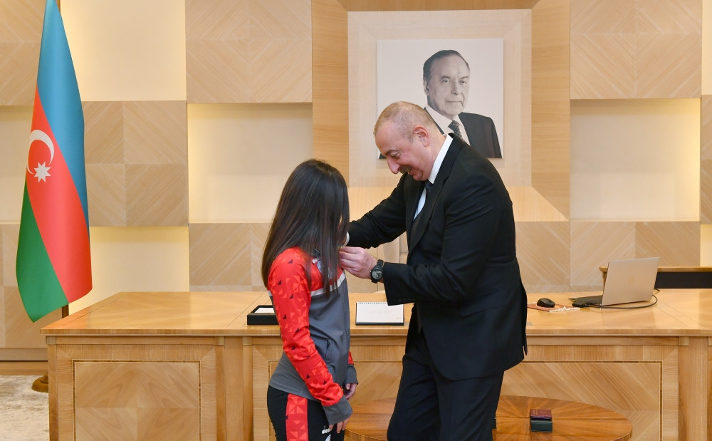 Prezident İlham Əliyev və birinci xanım Mehriban Əliyeva Ağır atletika üzrə Avropa çempionatında qələbələrini Azərbaycana həsr etmiş Türkiyə idmançıları ilə görüşüblər<font color='red'> - YENİLƏNİB</font><font color=red> - FOTOLAR</font>