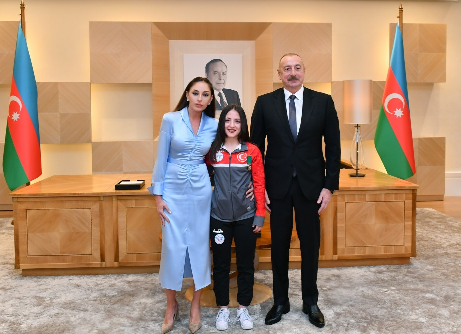 Prezident İlham Əliyev və birinci xanım Mehriban Əliyeva Ağır atletika üzrə Avropa çempionatında qələbələrini Azərbaycana həsr etmiş Türkiyə idmançıları ilə görüşüblər<font color='red'> - YENİLƏNİB</font><font color=red> - FOTOLAR</font>