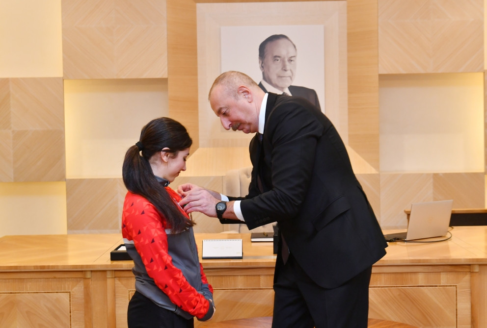 Prezident İlham Əliyev və birinci xanım Mehriban Əliyeva Ağır atletika üzrə Avropa çempionatında qələbələrini Azərbaycana həsr etmiş Türkiyə idmançıları ilə görüşüblər<font color='red'> - YENİLƏNİB</font><font color=red> - FOTOLAR</font>