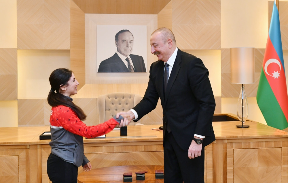 Prezident İlham Əliyev və birinci xanım Mehriban Əliyeva Ağır atletika üzrə Avropa çempionatında qələbələrini Azərbaycana həsr etmiş Türkiyə idmançıları ilə görüşüblər<font color='red'> - YENİLƏNİB</font><font color=red> - FOTOLAR</font>