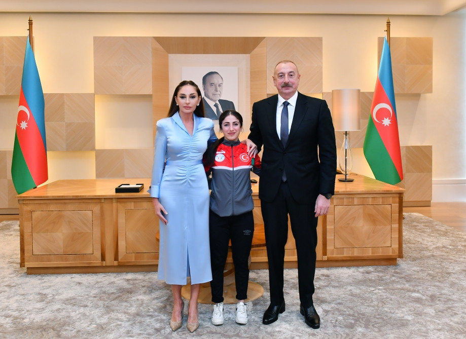 Prezident İlham Əliyev və birinci xanım Mehriban Əliyeva Ağır atletika üzrə Avropa çempionatında qələbələrini Azərbaycana həsr etmiş Türkiyə idmançıları ilə görüşüblər<font color='red'> - YENİLƏNİB</font><font color=red> - FOTOLAR</font>