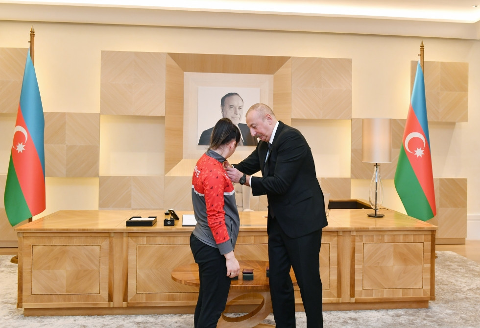 Prezident İlham Əliyev və birinci xanım Mehriban Əliyeva Ağır atletika üzrə Avropa çempionatında qələbələrini Azərbaycana həsr etmiş Türkiyə idmançıları ilə görüşüblər<font color='red'> - YENİLƏNİB</font><font color=red> - FOTOLAR</font>