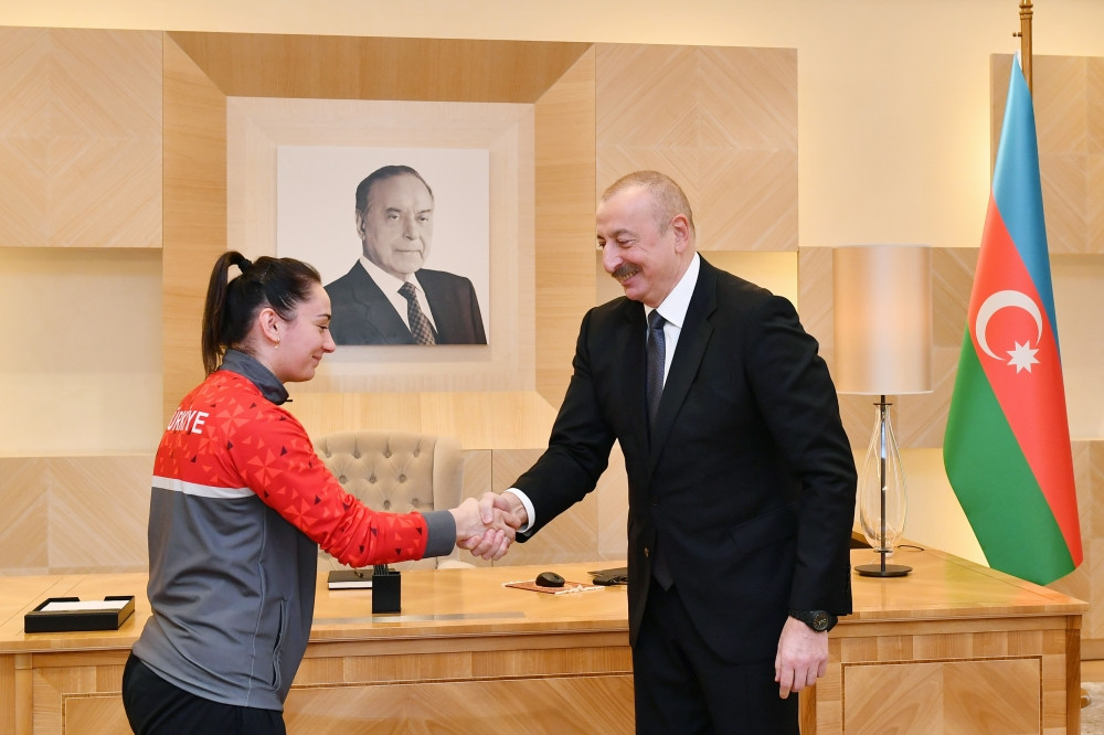 Prezident İlham Əliyev və birinci xanım Mehriban Əliyeva Ağır atletika üzrə Avropa çempionatında qələbələrini Azərbaycana həsr etmiş Türkiyə idmançıları ilə görüşüblər<font color='red'> - YENİLƏNİB</font><font color=red> - FOTOLAR</font>