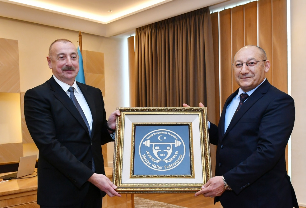 Prezident İlham Əliyev və birinci xanım Mehriban Əliyeva Ağır atletika üzrə Avropa çempionatında qələbələrini Azərbaycana həsr etmiş Türkiyə idmançıları ilə görüşüblər<font color='red'> - YENİLƏNİB</font><font color=red> - FOTOLAR</font>