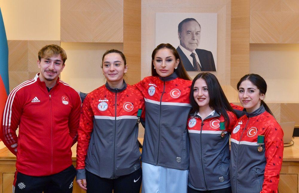 Prezident İlham Əliyev və birinci xanım Mehriban Əliyeva Ağır atletika üzrə Avropa çempionatında qələbələrini Azərbaycana həsr etmiş Türkiyə idmançıları ilə görüşüblər<font color='red'> - YENİLƏNİB</font><font color=red> - FOTOLAR</font>