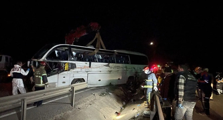 Türkiyədə tələbələri daşıyan avtobus aşıb: ölənlər və xeyli sayda yaralı var<font color=red> - FOTOLAR</font>