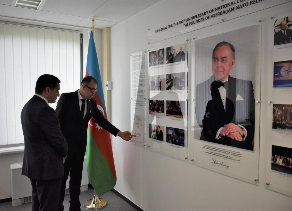 NATO-nun mənzil qərargahında Heydər Əliyevin 100 illik yubileyi ilə bağlı sərgi açılıb<font color=red> - FOTOLAR</font>