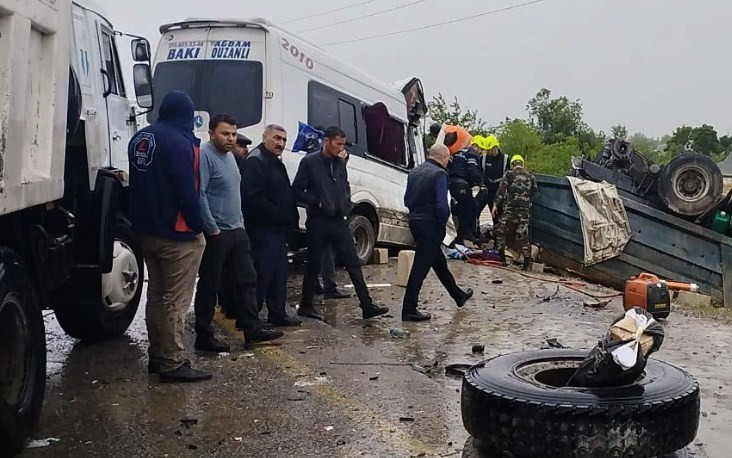 Kürdəmirdə mikroavtobus daşla dolu "KamAZ"a çırpılıb, 2 nəfər ölüb, 8 nəfər yaralanıb<font color=red> - FOTOLAR</font>