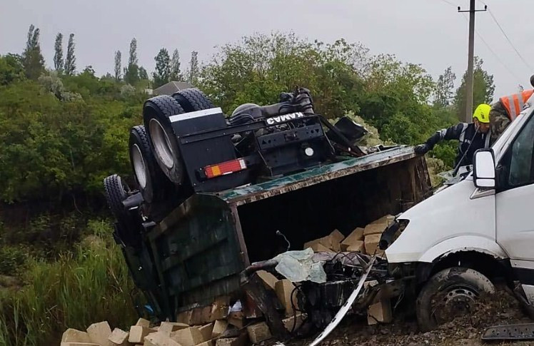 Kürdəmirdə mikroavtobus daşla dolu "KamAZ"a çırpılıb, 2 nəfər ölüb, 8 nəfər yaralanıb<font color=red> - FOTOLAR</font>