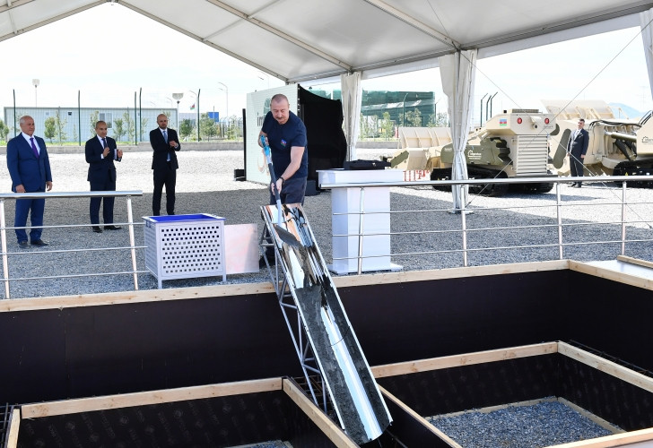 Prezident İlham Əliyev “Araz Vadisi İqtisadi Zonası”nda görülən işlərlə tanış olub, bir neçə müəssisənin təməlini qoyub<font color=red> - FOTOLAR</font>