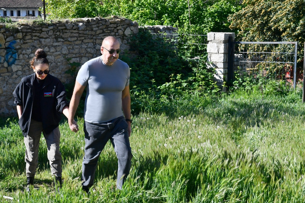 Prezident İlham Əliyev və birinci xanım Mehriban Əliyeva Tuğ kəndində İnzibati Mərkəzin təməlinin qoyulması mərasimində iştirak ediblər<font color=red> - FOTOLAR</font>