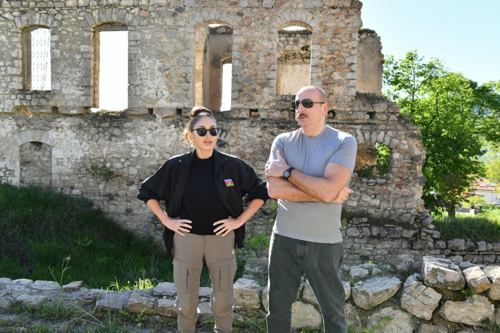 Prezident İlham Əliyev və birinci xanım Mehriban Əliyeva Tuğ kəndində İnzibati Mərkəzin təməlinin qoyulması mərasimində iştirak ediblər<font color=red> - FOTOLAR</font>