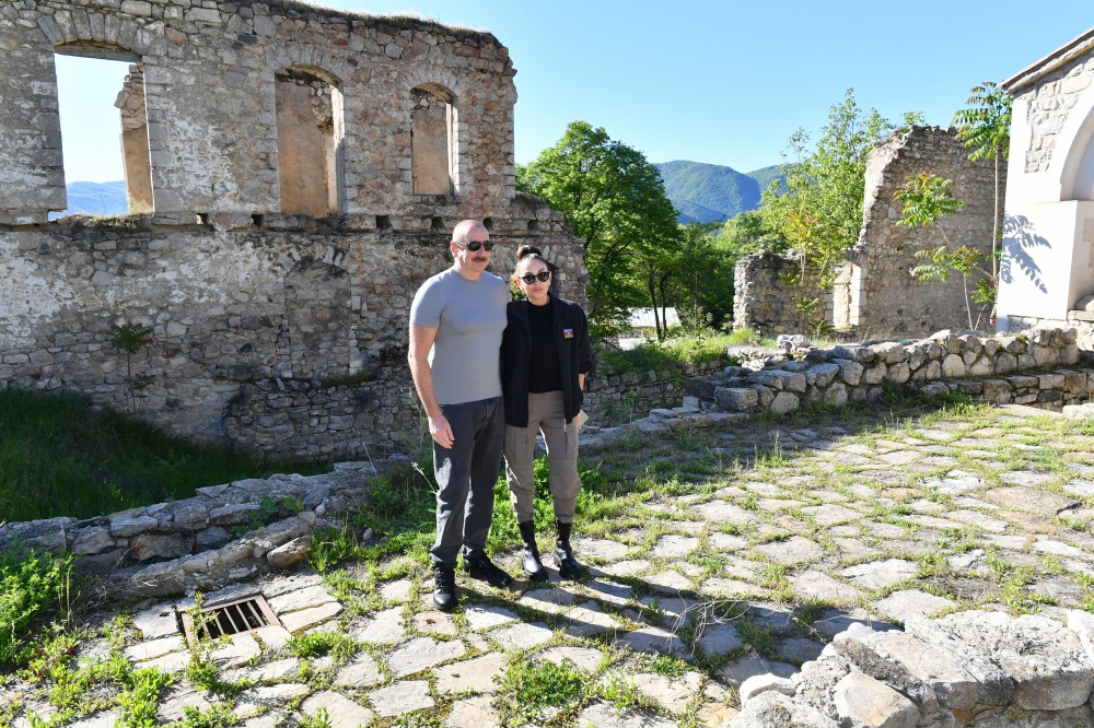 Prezident İlham Əliyev və birinci xanım Mehriban Əliyeva Tuğ kəndində İnzibati Mərkəzin təməlinin qoyulması mərasimində iştirak ediblər<font color=red> - FOTOLAR</font>