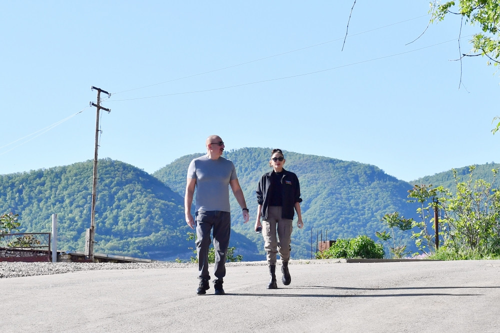 Prezident İlham Əliyev və birinci xanım Mehriban Əliyeva Tuğ kəndində İnzibati Mərkəzin təməlinin qoyulması mərasimində iştirak ediblər<font color=red> - FOTOLAR</font>