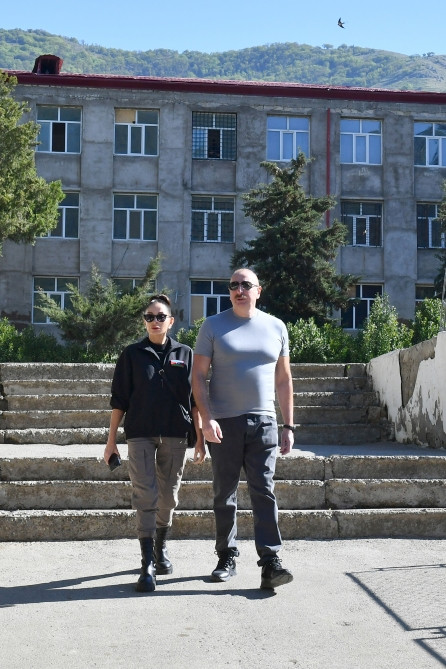 Prezident və birinci xanım Hadrutda 360 şagird yerlik məktəb binasının bərpa layihəsi ilə tanış olublar<font color=red> - FOTOLAR</font>