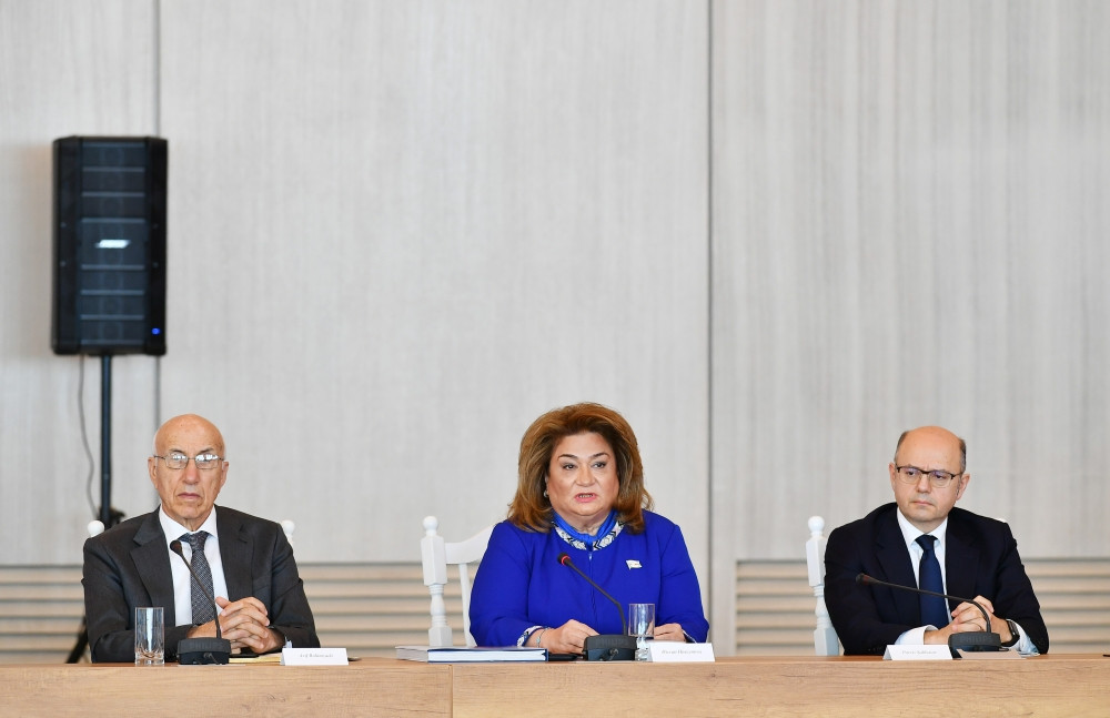 “Heydər Əliyev və Azərbaycanda müstəqil dövlət quruculuğu: sosial-iqtisadi keçidin tarixi və müasirliyi” mövzusunda konfrans keçirilib<font color='red'> - YENİLƏNİB</font><font color=red> - FOTOLAR</font>