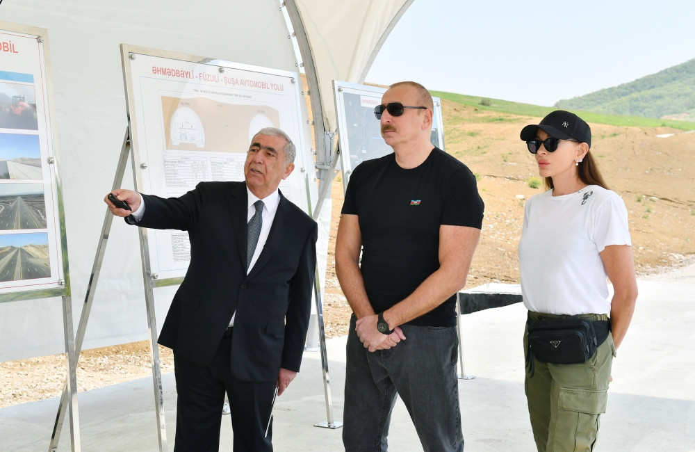 Prezident İlham Əliyev və Mehriban Əliyeva Əhmədbəyli-Füzuli-Şuşa yolunun 66-81-ci kilometrliyində görülən işlərlə tanış olublar<font color=red> - FOTOLAR</font>