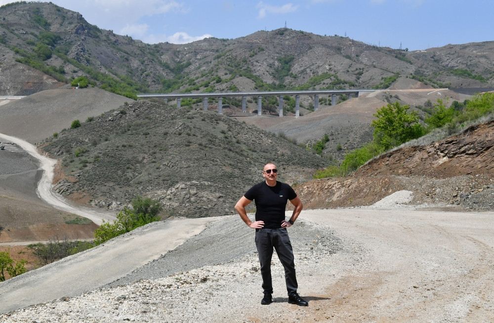 Prezident İlham Əliyev və Mehriban Əliyeva Əhmədbəyli-Füzuli-Şuşa yolunun 66-81-ci kilometrliyində görülən işlərlə tanış olublar<font color=red> - FOTOLAR</font>