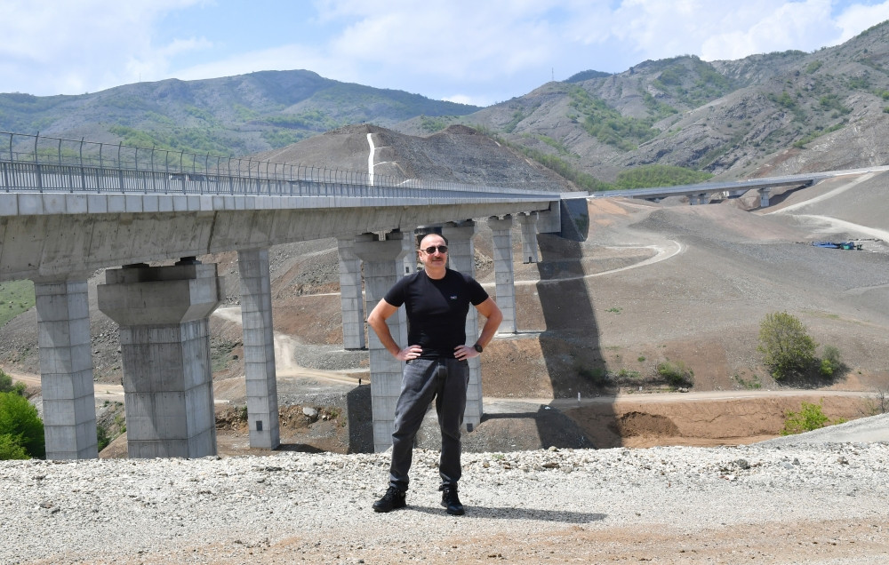 Prezident İlham Əliyev və Mehriban Əliyeva Əhmədbəyli-Füzuli-Şuşa yolunun 66-81-ci kilometrliyində görülən işlərlə tanış olublar<font color=red> - FOTOLAR</font>