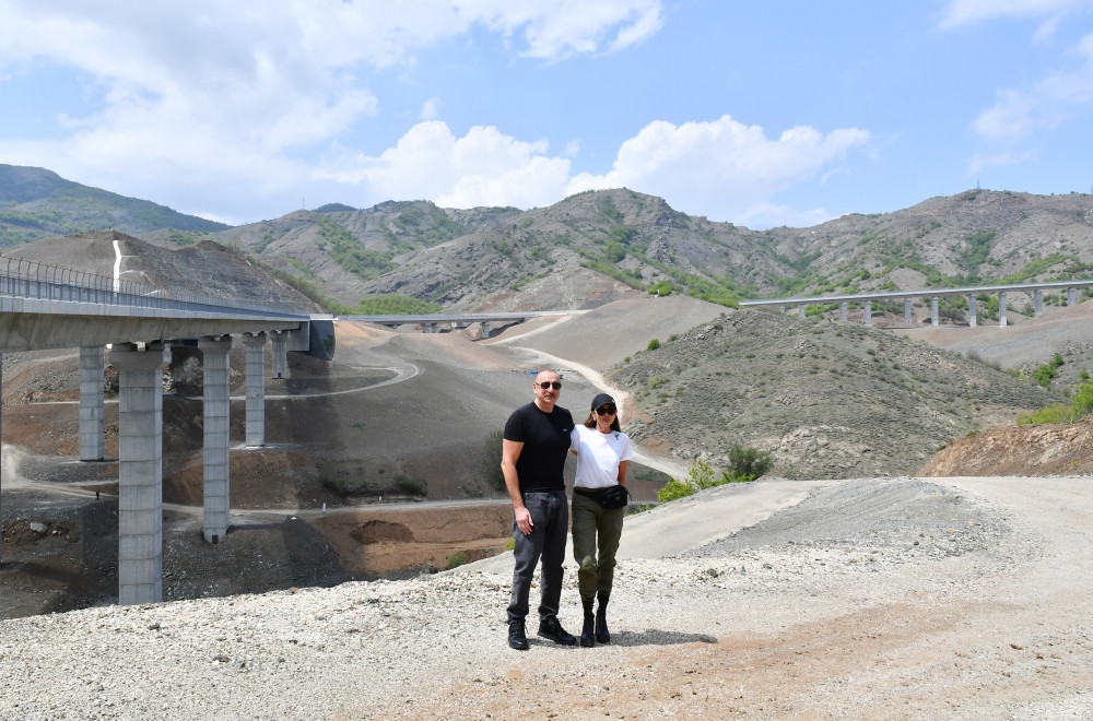 Prezident İlham Əliyev və Mehriban Əliyeva Əhmədbəyli-Füzuli-Şuşa yolunun 66-81-ci kilometrliyində görülən işlərlə tanış olublar<font color=red> - FOTOLAR</font>