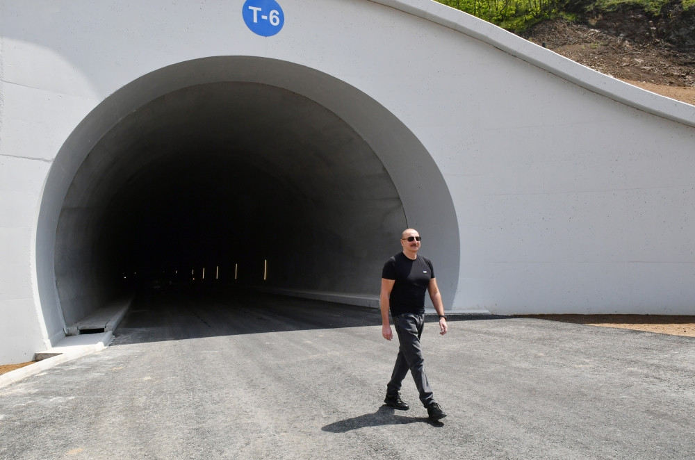 Prezident İlham Əliyev və Mehriban Əliyeva Əhmədbəyli-Füzuli-Şuşa yolunun 66-81-ci kilometrliyində görülən işlərlə tanış olublar<font color=red> - FOTOLAR</font>