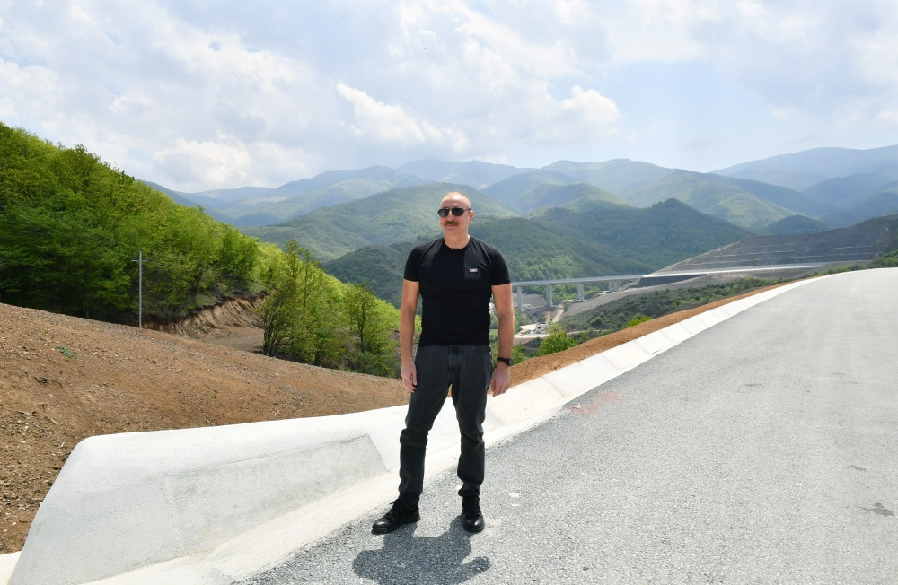 Prezident İlham Əliyev və Mehriban Əliyeva Əhmədbəyli-Füzuli-Şuşa yolunun 66-81-ci kilometrliyində görülən işlərlə tanış olublar<font color=red> - FOTOLAR</font>