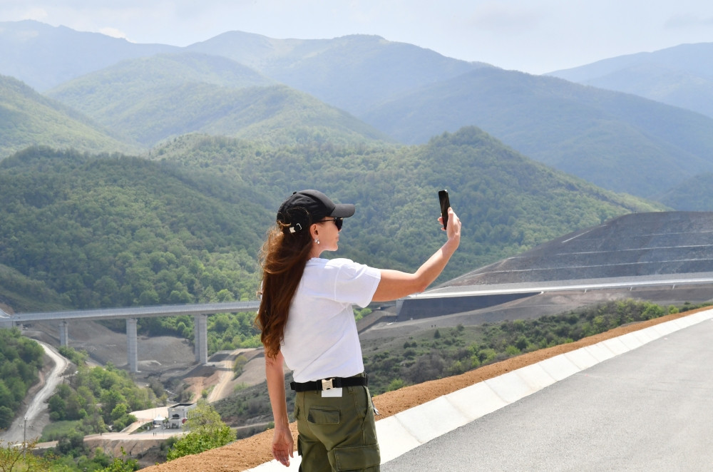 Prezident İlham Əliyev və Mehriban Əliyeva Əhmədbəyli-Füzuli-Şuşa yolunun 66-81-ci kilometrliyində görülən işlərlə tanış olublar<font color=red> - FOTOLAR</font>